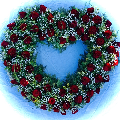 Szív alakú görög koszorú vörös rózsából